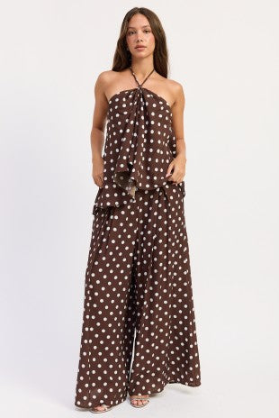 Set de mujer color chocolate con polka dots crema, blusa halter de caída fluida y pantalón de pierna amplia.