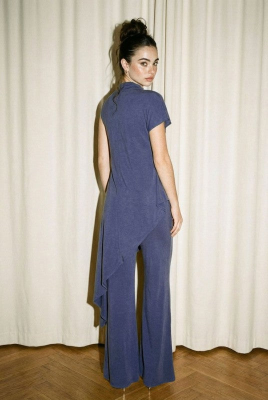 Set de mujer color azul con blusa asimétrica de caída larga y pantalón de pierna amplia.
