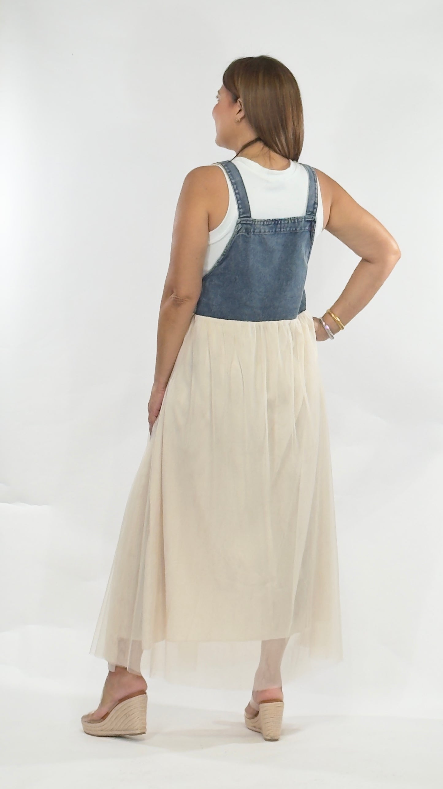 Vestido tipo overall con parte superior en denim y falda larga color crema.