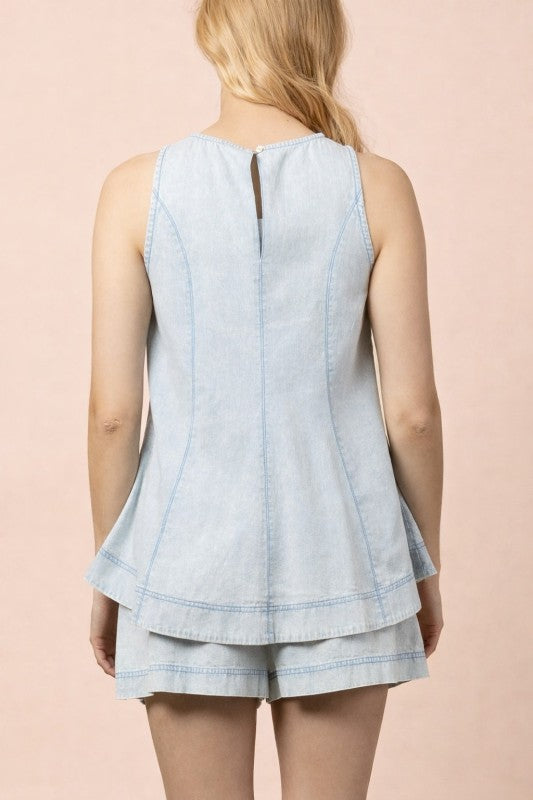 Set de short en denim claro con top sin mangas suelto y pantalón corto con elástico en la cintura.