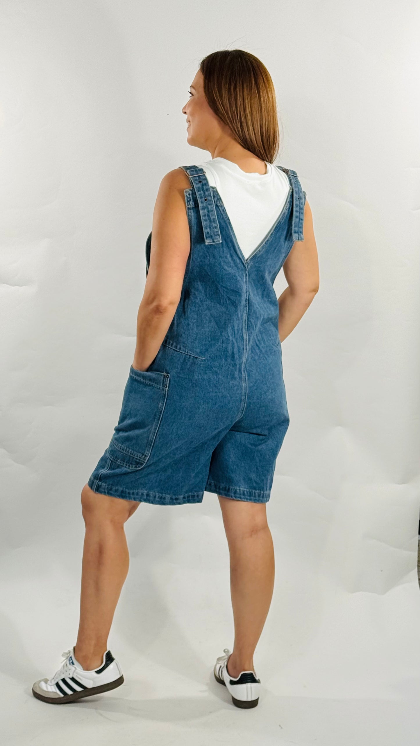 Overall de mahón estilo bermuda con bolsillos grandes y tirantes ajustables.