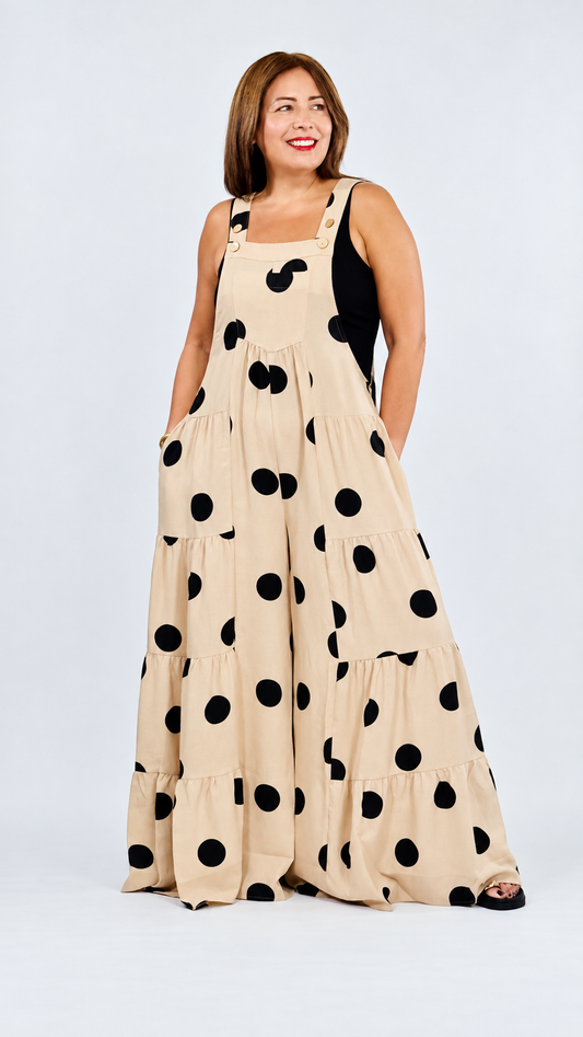 Overall largo de mujer color beige con polka dots negros, tirantes ajustables, pierna amplia y bolsillos funcionales.