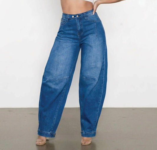 Mahón barrel de mujer en denim azul, cintura alta ajustable, pierna curva y bolsillos funcionales.
