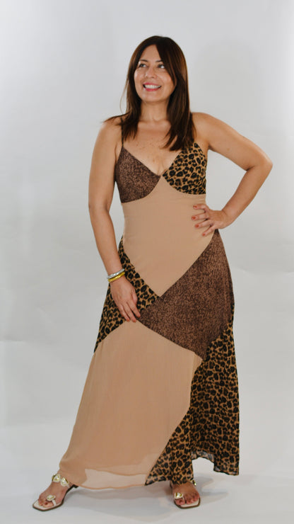 Maxi dress Animal Print con diseño en bloques diagonales en tonos beige y marrón, tirantes finos rectos y falda larga fluida hasta los tobillos.