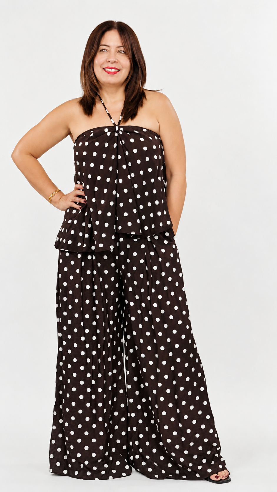 Set de mujer color chocolate con polka dots crema, blusa halter de caída fluida y pantalón de pierna amplia.
