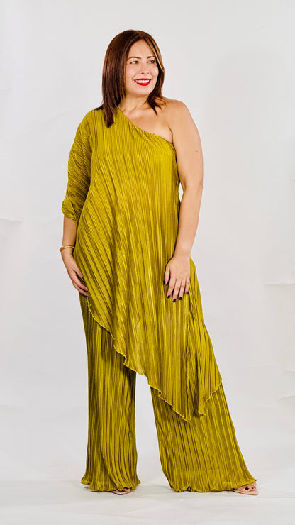 Set plisado color verde oliva compuesto por blusa asimétrica de un hombro con caída fluida y pantalón de pierna amplia, ideal para ocasiones especiales, cenas y vacaciones.