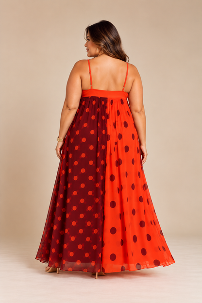 Vestido maxi plus size de mujer en naranja y burgundy con polka dots, tirantes ajustables y silueta amplia y fluida.