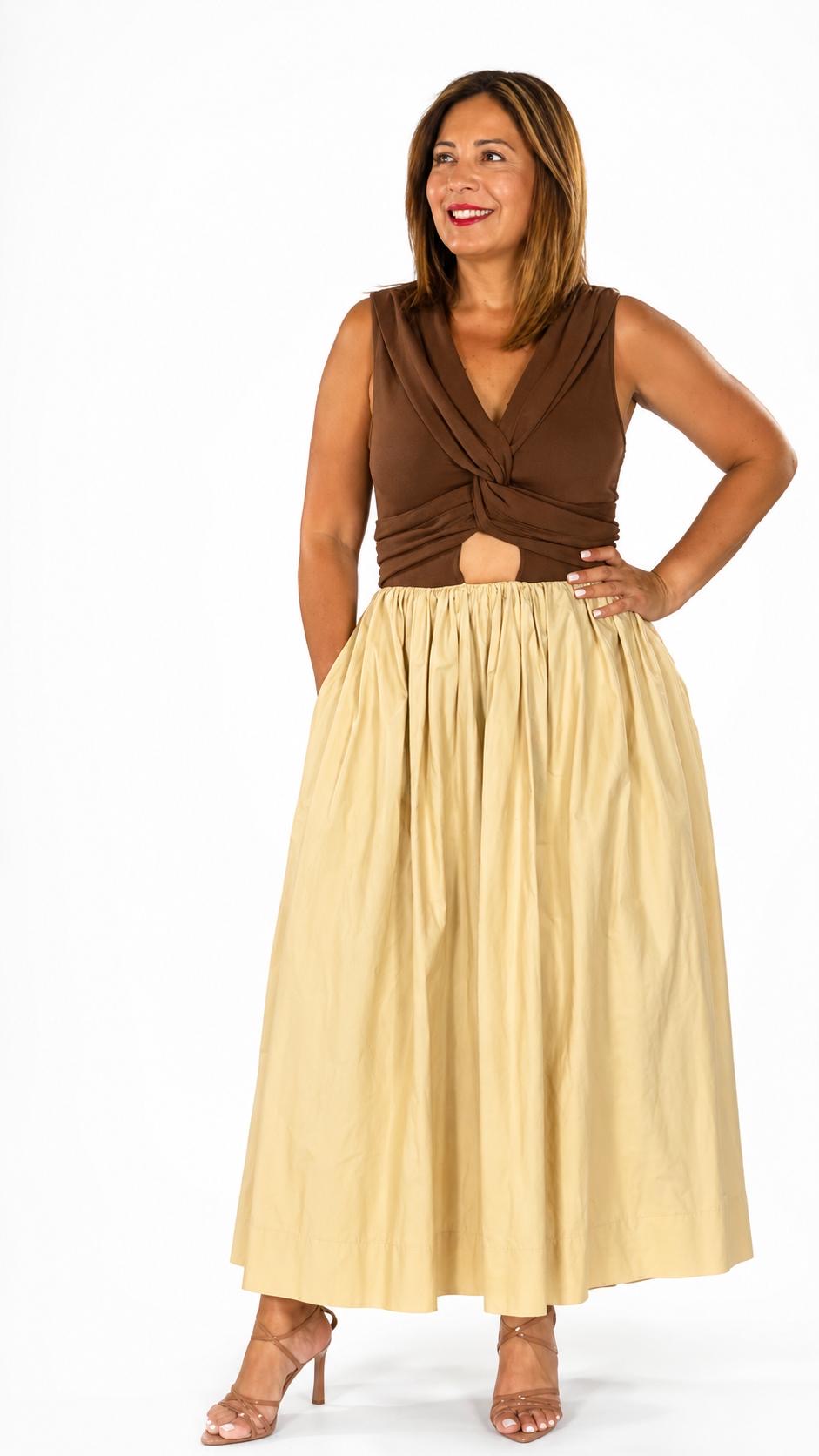 Maxi dress en tonos beige y chocolate con falda amplia, bolsillos funcionales y detalle drapeado en la parte superior.