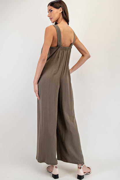 Jumpsuit largo de rayas con botones frontales, bolsillos y diseño amplio en tela fresca.