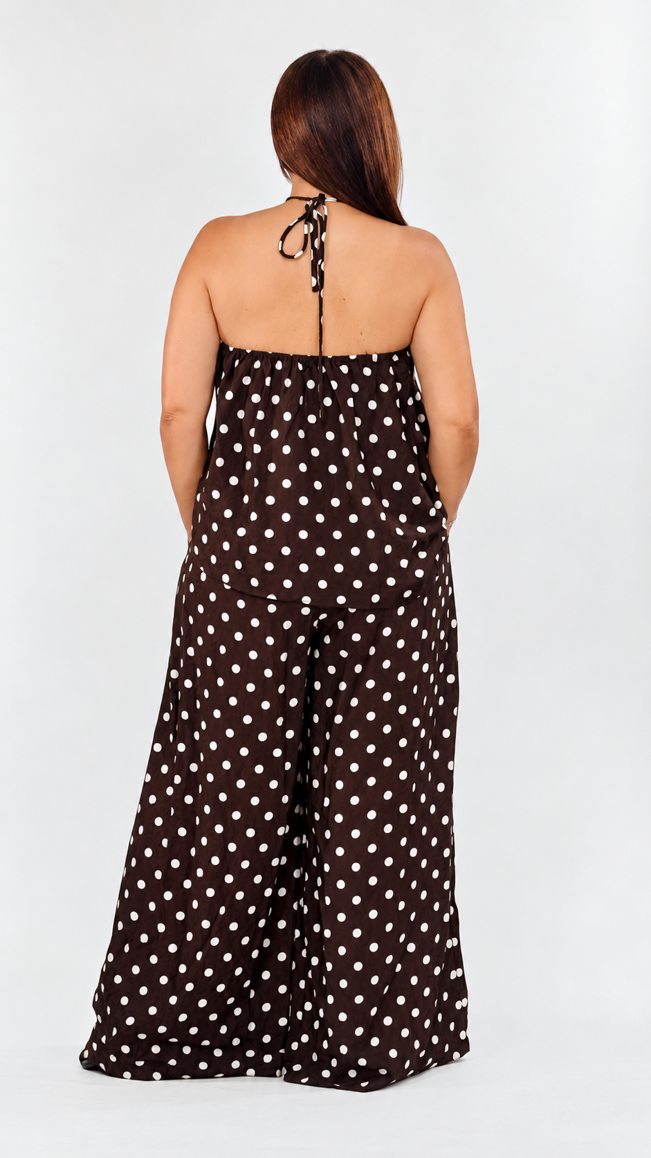 Set de mujer color chocolate con polka dots crema, blusa halter de caída fluida y pantalón de pierna amplia.