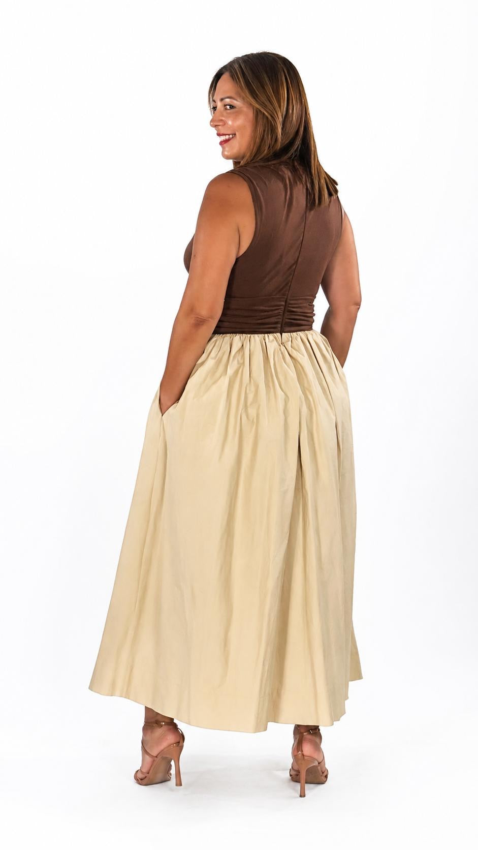 Maxi dress en tonos beige y chocolate con falda amplia, bolsillos funcionales y detalle drapeado en la parte superior.