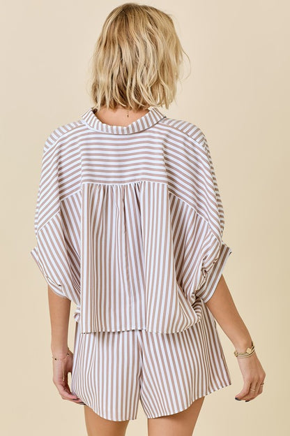 Set con camisa oversize de rayas y pantalón corto forrado con elástico.