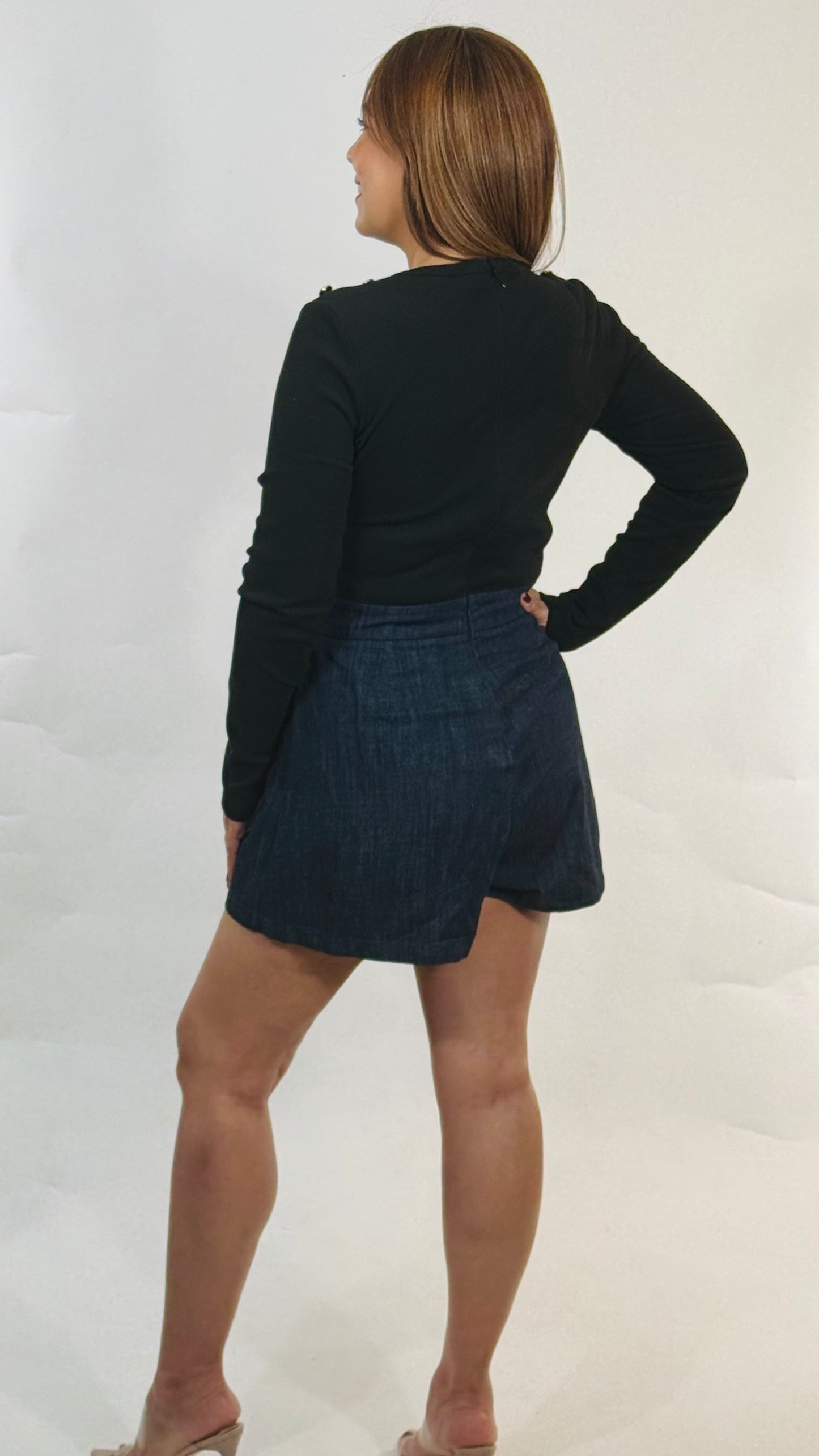 Romper en denim oscuro con skort integrado y blusa incorporada
