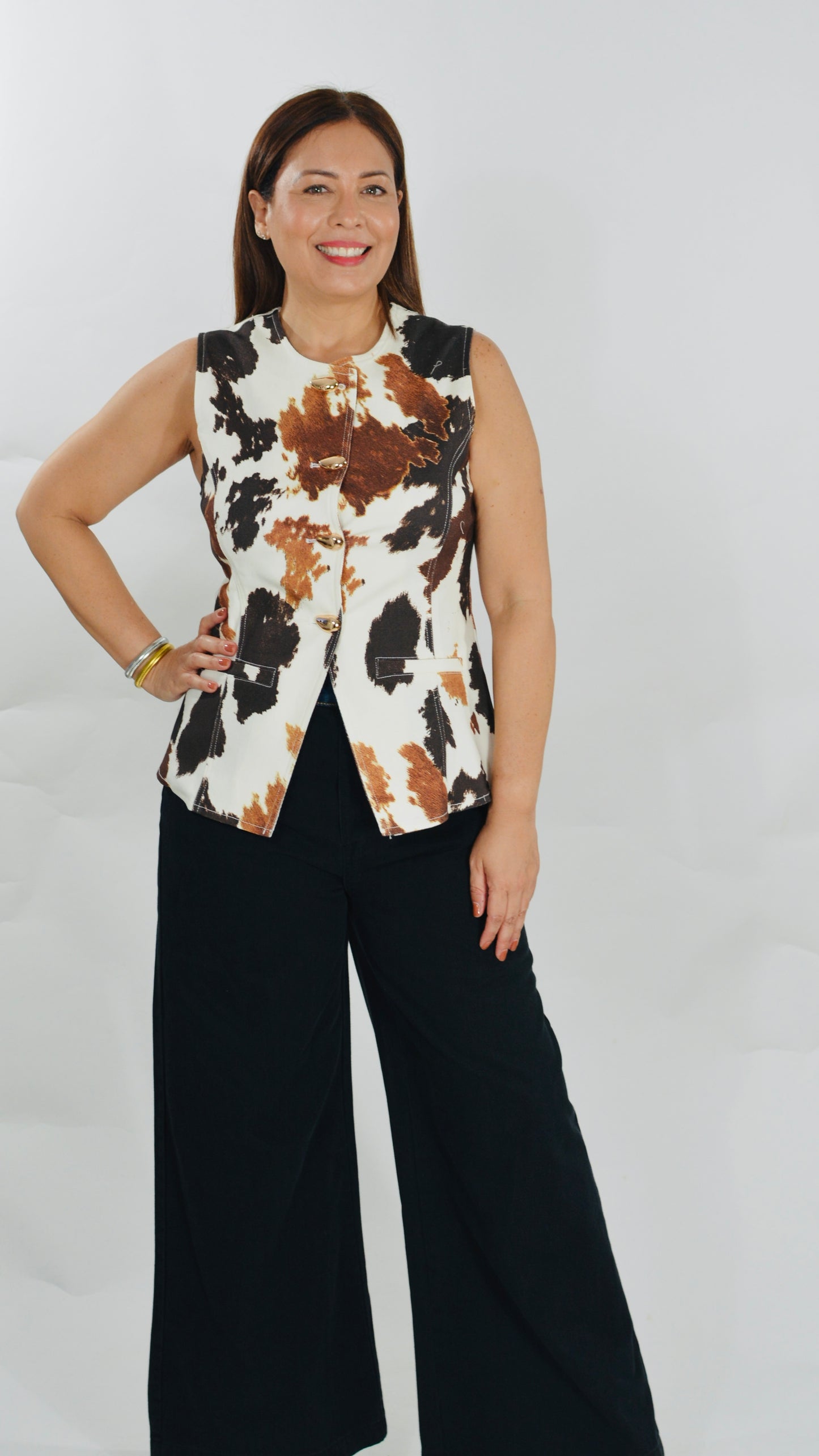 Top tipo vest cow print con botones metálicos decorativos.