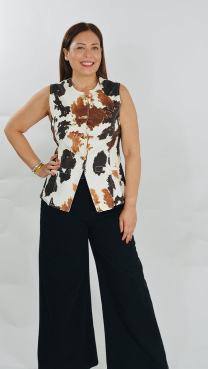 Top tipo vest cow print con botones metálicos decorativos.