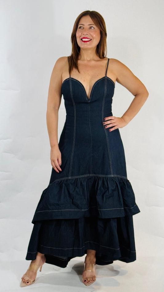 Vestido largo de mahón con tirantes ajustables y cierre posterior con zipper.