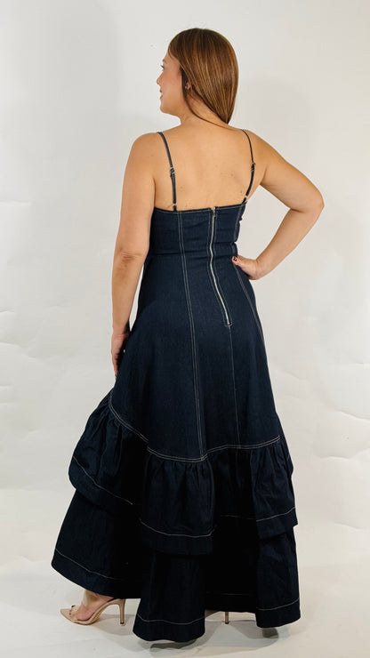 Vestido largo de mahón con tirantes ajustables y cierre posterior con zipper.