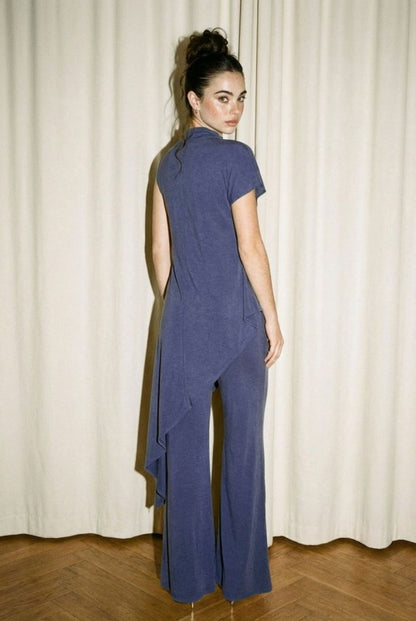 Set de mujer color azul con blusa asimétrica de caída larga y pantalón de pierna amplia.