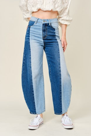 Mahón barrel de mujer de cintura alta con diseño color block en dos tonos de denim azul y bolsillos funcionales.