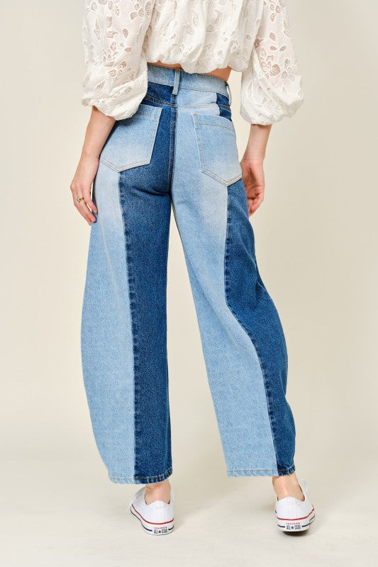 Mahón barrel de mujer de cintura alta con diseño color block en dos tonos de denim azul y bolsillos funcionales.