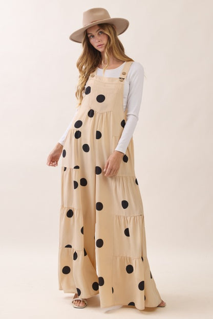 Overall largo de mujer color beige con polka dots negros, tirantes ajustables, pierna amplia y bolsillos funcionales.