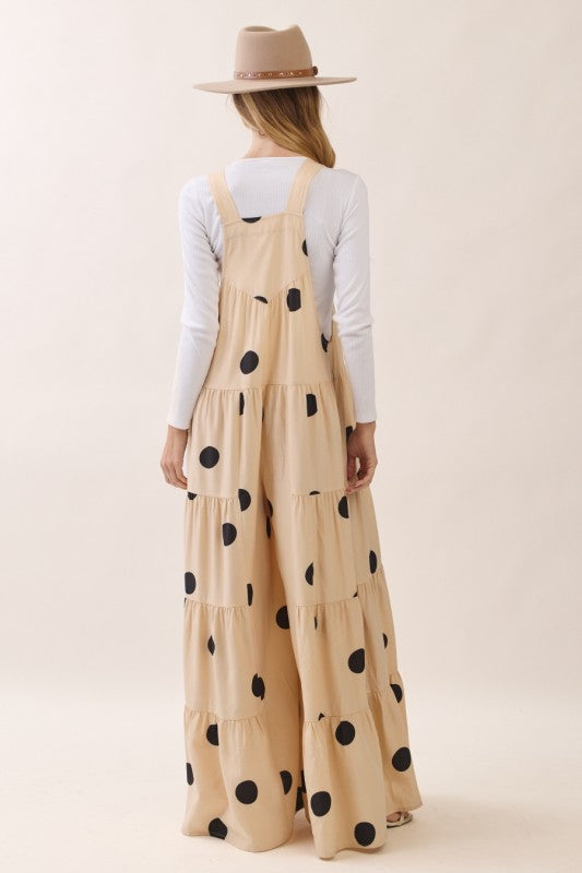 Overall largo de mujer color beige con polka dots negros, tirantes ajustables, pierna amplia y bolsillos funcionales.