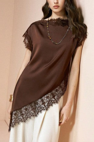 Blusa elegante de mujer color marrón chocolate con encaje floral en el cuello, mangas y ruedo asimétrico.