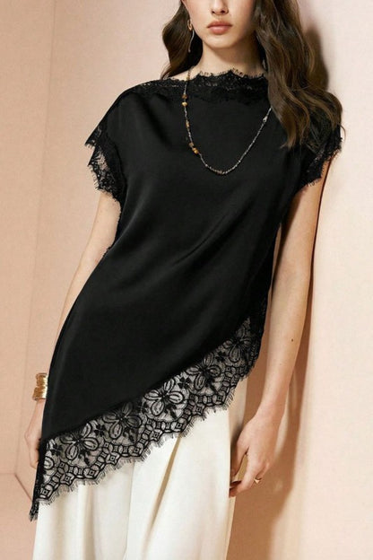Blusa elegante de mujer color negro con encaje floral en el cuello, mangas y ruedo asimétrico.
