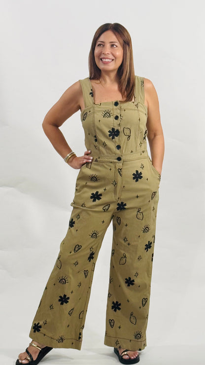 Jumpsuit largo con tirantes ajustables, botones al frente, bolsillos y pantalón de pierna ancha; corre al size.