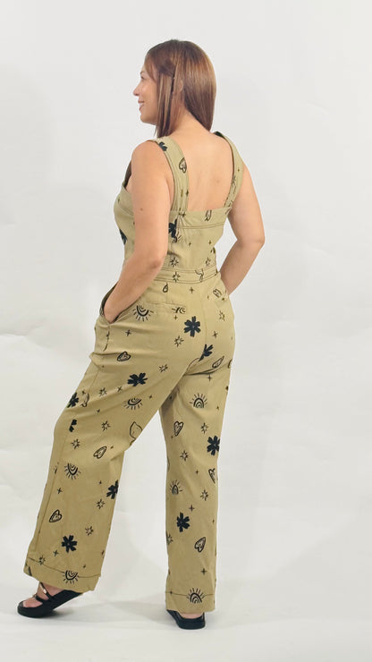 Jumpsuit largo con tirantes ajustables, botones al frente, bolsillos y pantalón de pierna ancha; corre al size.