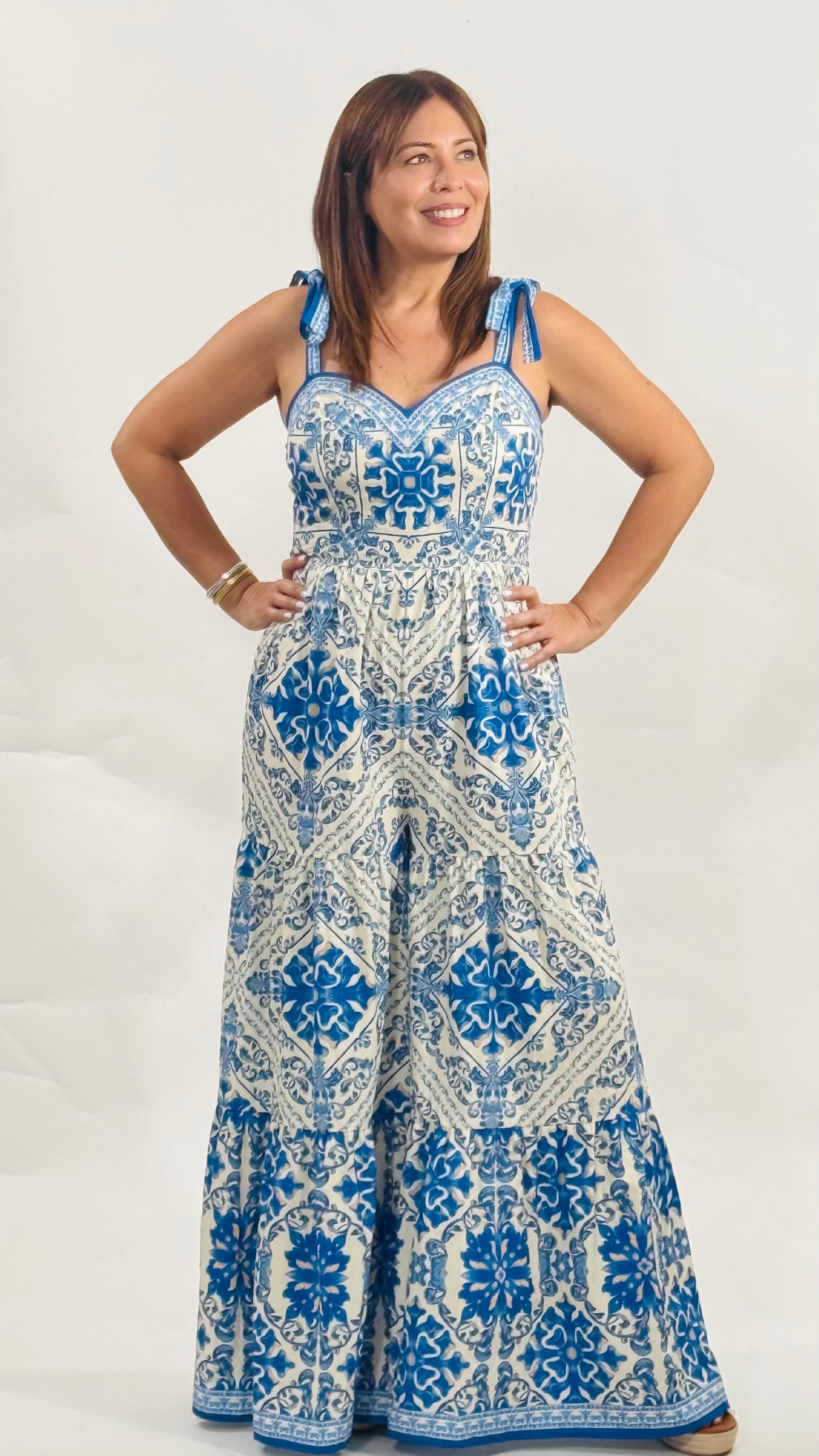 Jumpsuit de algodón con estampado azul y blanco, tirantes ajustables, pantalón largo y parte posterior con elástico para mejor ajuste.