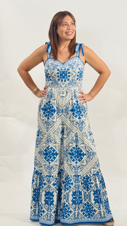 Jumpsuit de algodón con estampado azul y blanco, tirantes ajustables, pantalón largo y parte posterior con elástico para mejor ajuste.