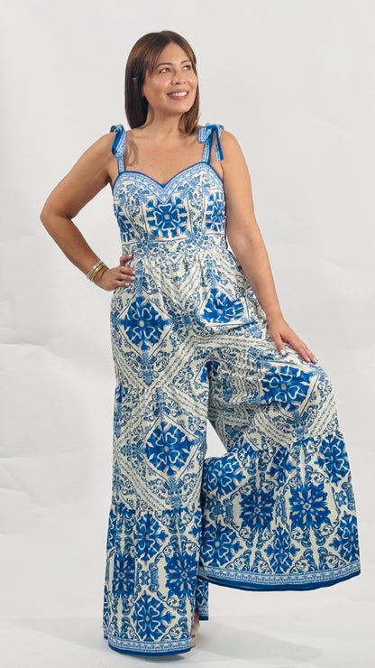 Jumpsuit de algodón con estampado azul y blanco, tirantes ajustables, pantalón largo y parte posterior con elástico para mejor ajuste.