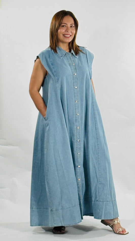 Vestido largo de mahón con botones metálicos decorativos al frente, cuello clásico y bolsillos laterales.