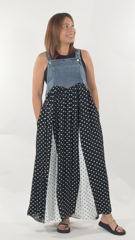 Overall largo con parte superior en denim y falda negra en diseño polka dot blanco.
