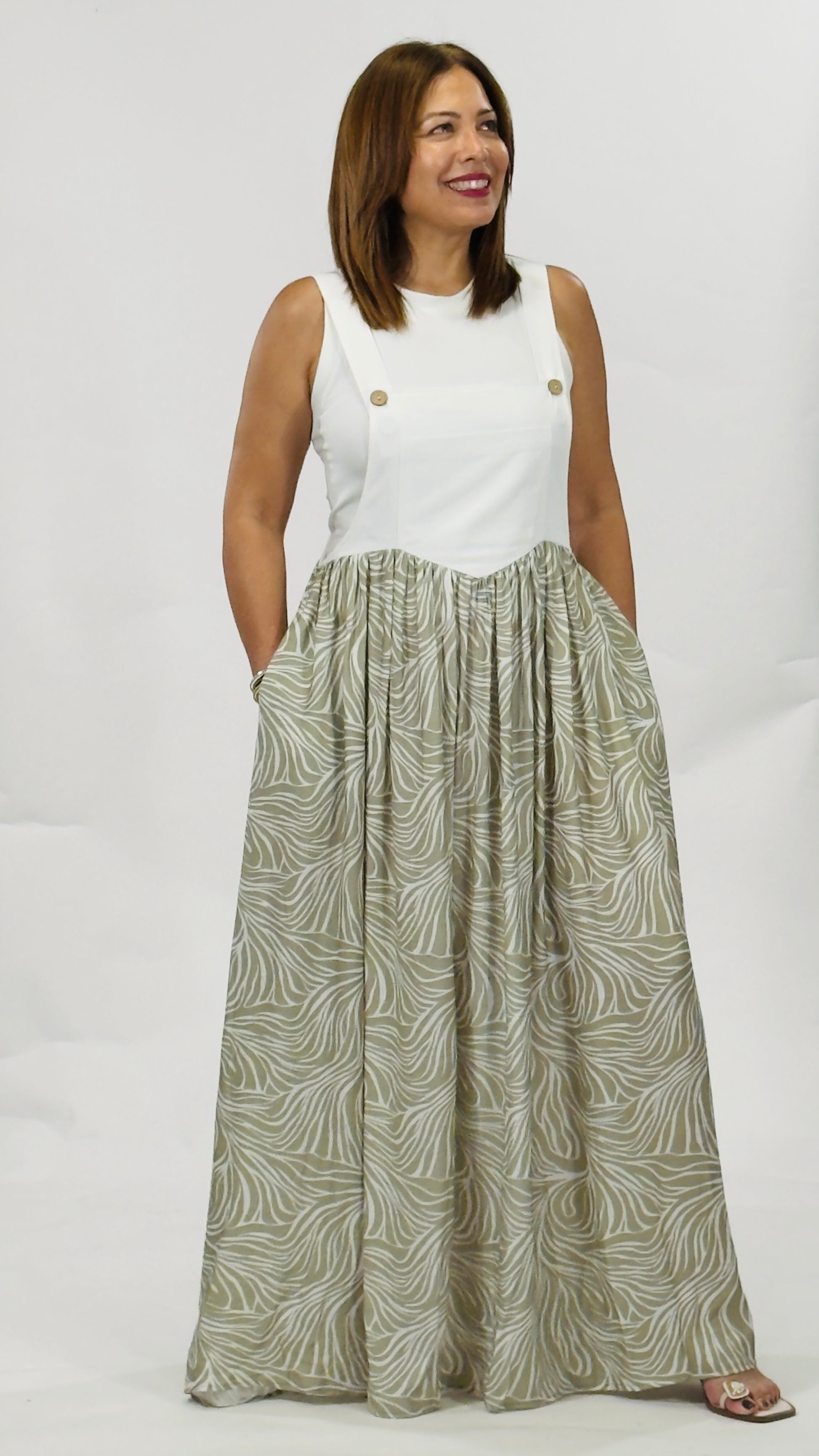 Overall largo con parte superior blanca y falda amplia en tono beige con diseño orgánico.