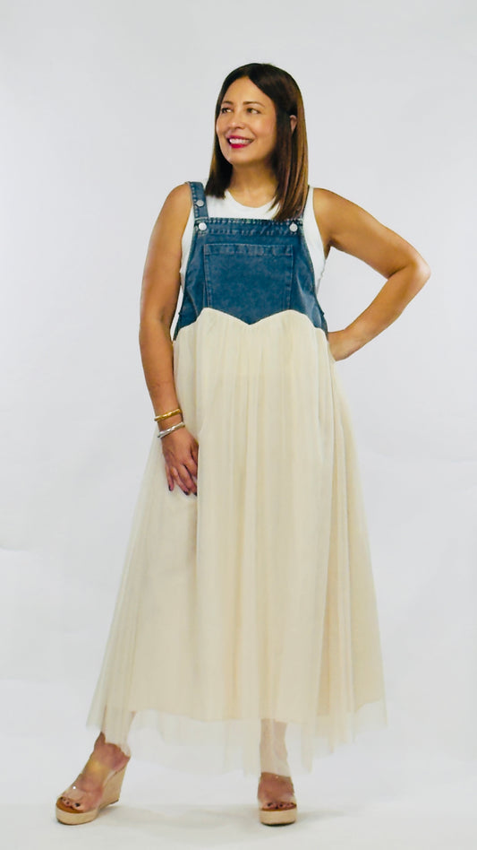 Vestido tipo overall con parte superior en denim y falda larga color crema.