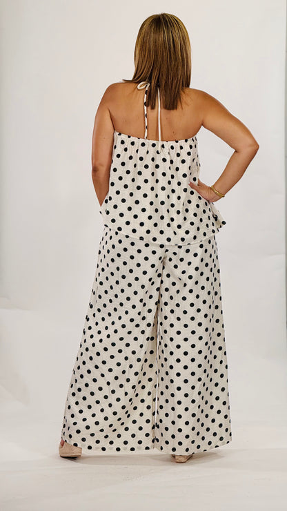 Set de dos piezas con estampado clásico, blusa halter y pantalón de pierna ancha con ajuste cómodo.