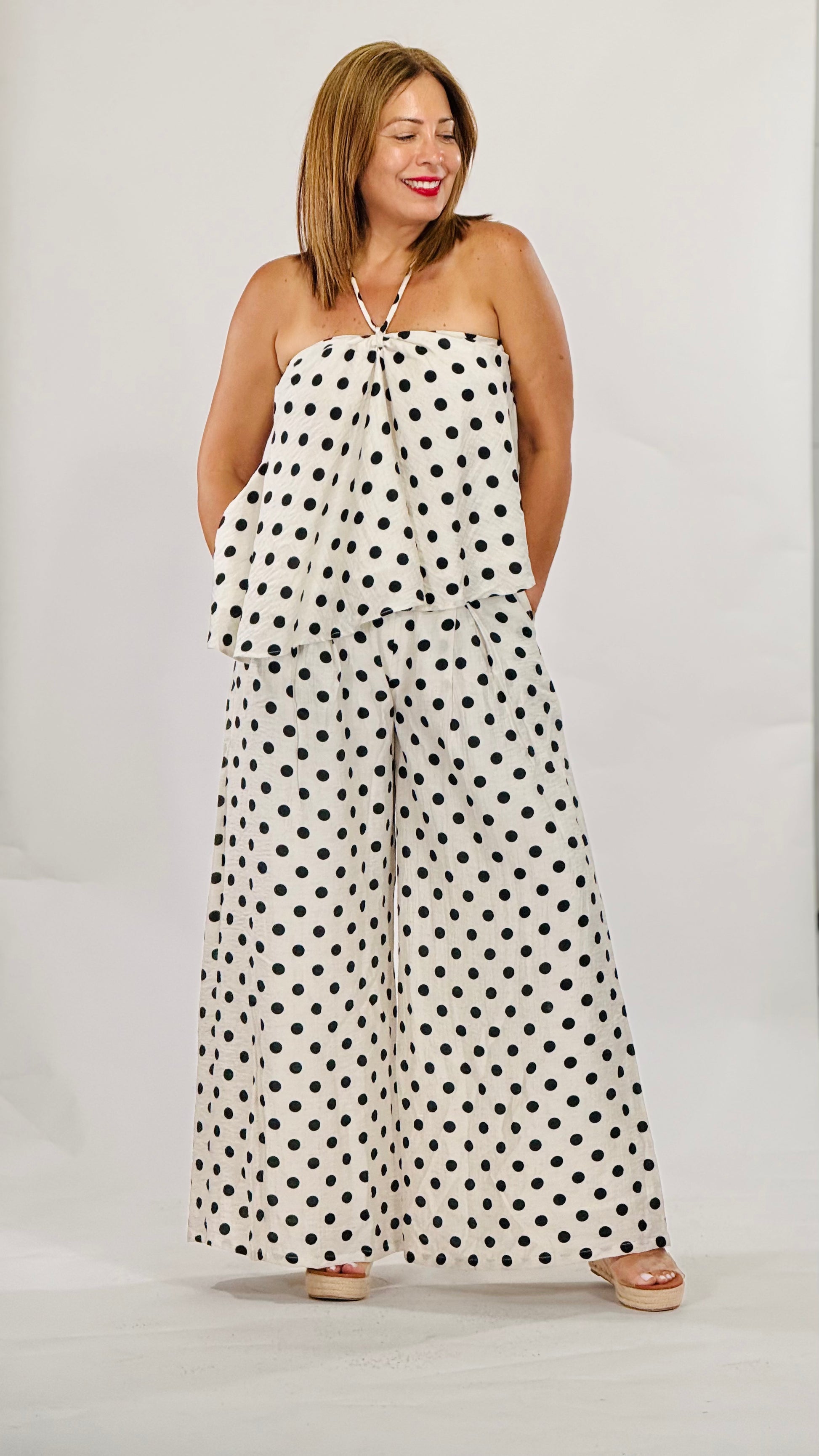 Set de dos piezas con estampado clásico, blusa halter y pantalón de pierna ancha con ajuste cómodo.