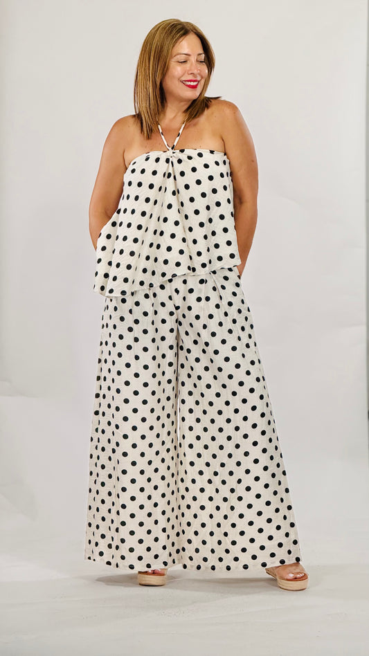 Set de dos piezas con estampado clásico, blusa halter y pantalón de pierna ancha con ajuste cómodo.