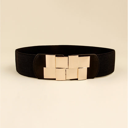 Correa elástica con broche frontal metálico en diseño de bloques.
