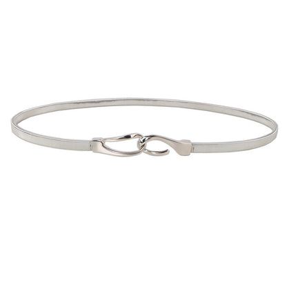 Correa elástica metálica con broche frontal tipo gancho, ideal para definir la cintura y complementar outfits elegantes o casuales.
