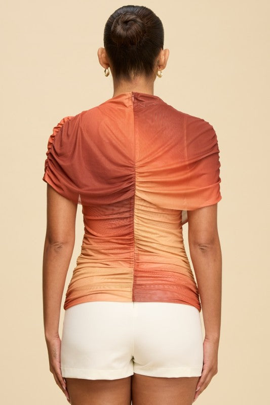 Blusa de mesh con fruncido y diseño drapeado, tela elástica en tonos degradados.