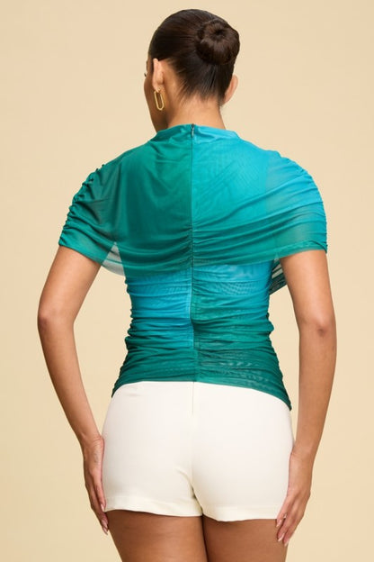 Blusa de mesh con fruncido y diseño drapeado, tela elástica en tonos degradados.