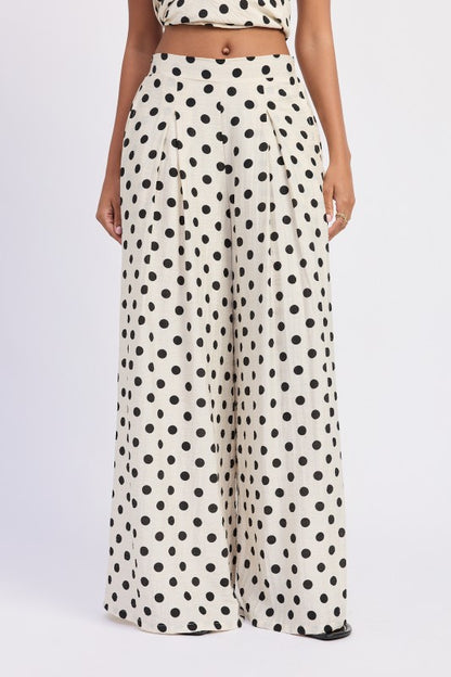 Set de dos piezas con estampado clásico, blusa halter y pantalón de pierna ancha con ajuste cómodo.
