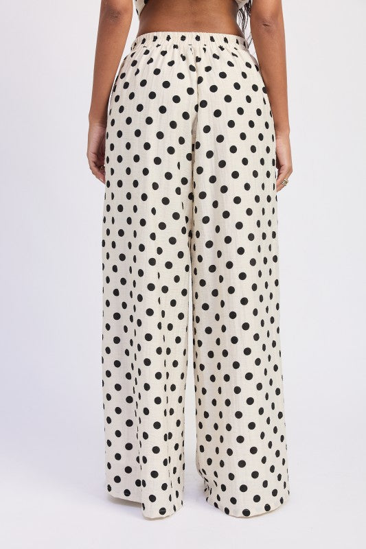 Set de dos piezas con estampado clásico, blusa halter y pantalón de pierna ancha con ajuste cómodo.