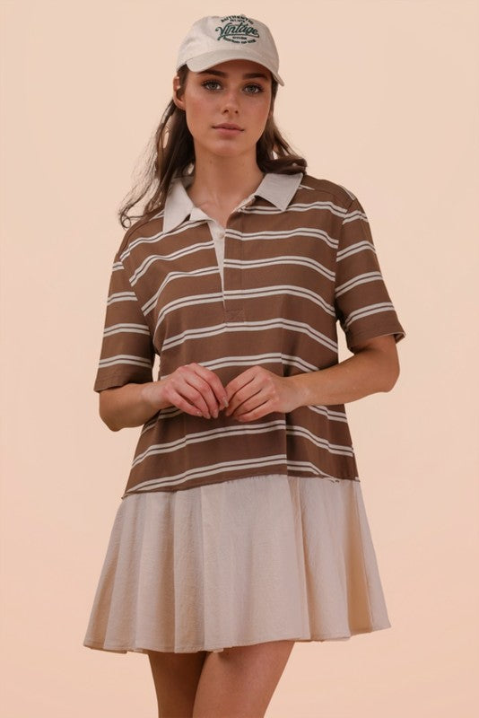 Vestido corto con parte superior tipo polo de rayas y falda beige de caída suelta.