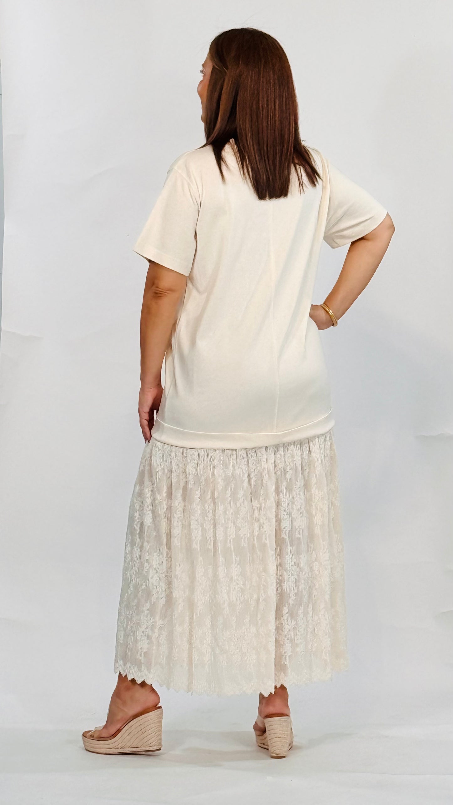 Maxi color crema con silueta relajada y detalle de encaje floral en la parte inferior.