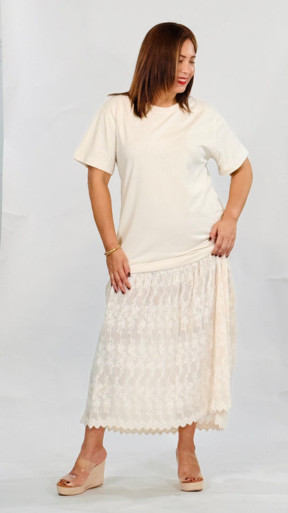Maxi color crema con silueta relajada y detalle de encaje floral en la parte inferior.