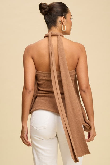 Top tipo halter en tejido knit color marrón con lazos largos y caída fluida.